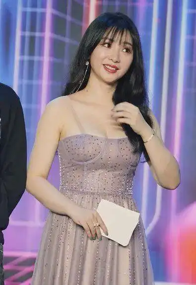 柳岩真敢穿故意穿小一号礼服裙勒出后背赘肉120斤太真实了