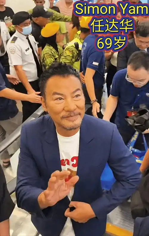 69岁任达华在海外被错认成刘德华!仍满脸带笑互动,大方举动获赞