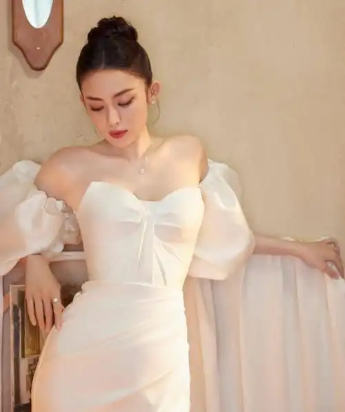 每一个女生都梦想拥有和古力娜扎一样的迷人魅力,因为她不仅拥有绝美