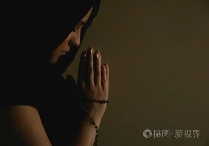 拨弄着念珠祷告的女人