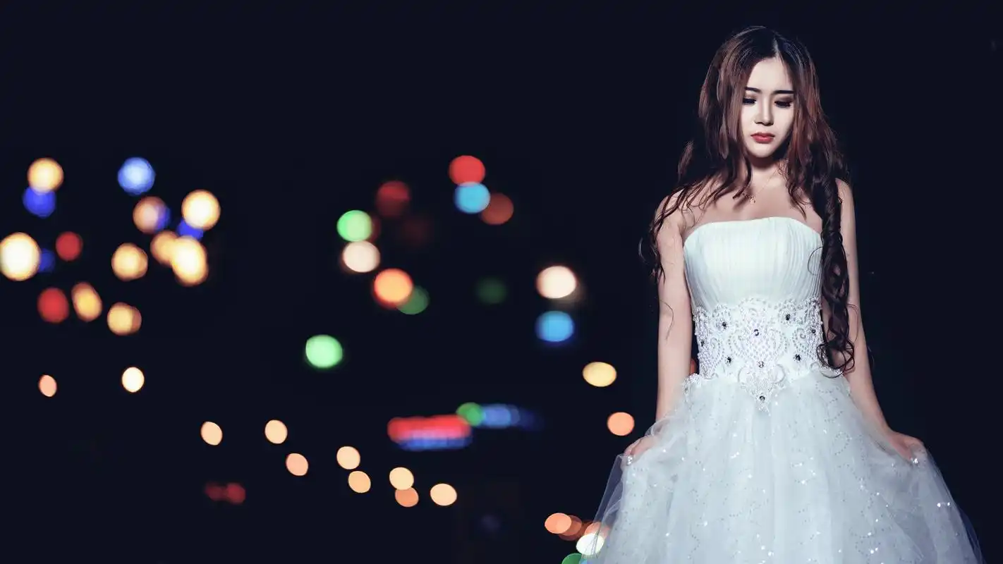 长发美女夜色街拍写真高清宽屏桌面壁纸