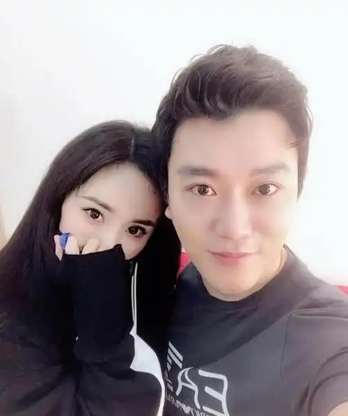 杨幂的新恋情暴露?认识神秘男子5年的照片很多,男方多次甜蜜表白