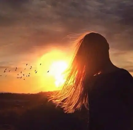 伤感背影女生黄昏意境唯美图片