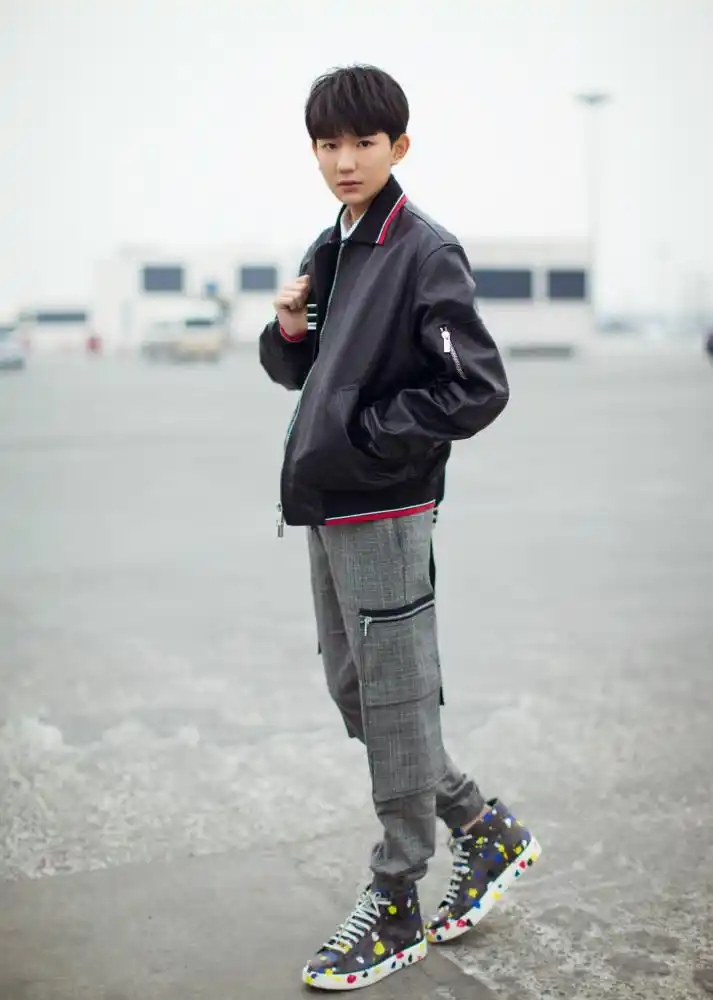 王源时尚街拍照曝光 个性活力搭配一改冬日沉闷