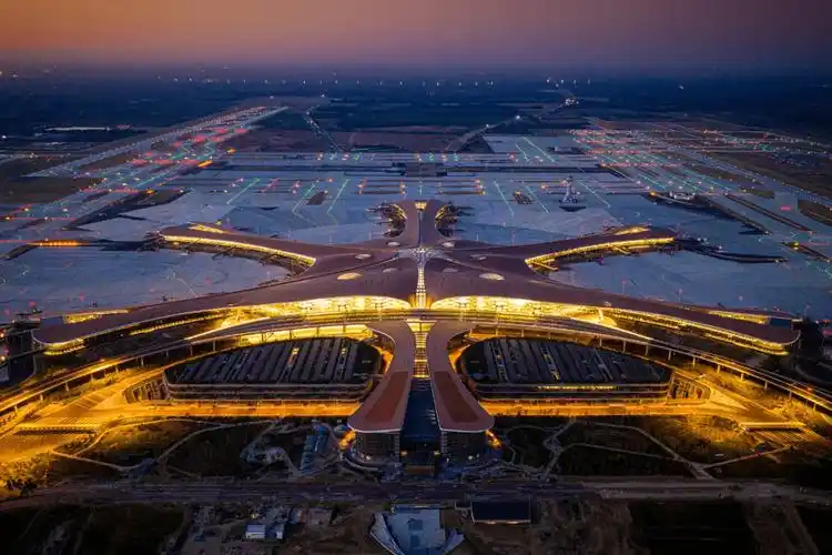 2007年底,北京首都国际机场扩建完工,三号航站楼投入使用.