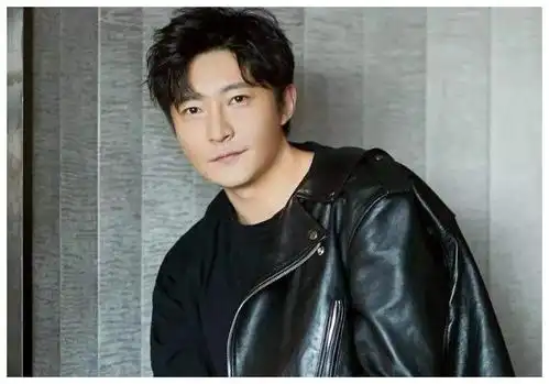 郭京飞像极了老父亲,节目中不顾腰伤为杨超越出头,彰显成熟魅力