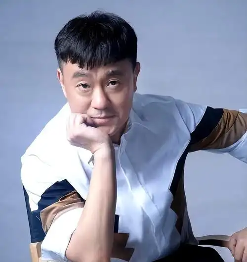 回顾何冰曾每月工资99元今成视帝娶初中同学每一分钱都上交