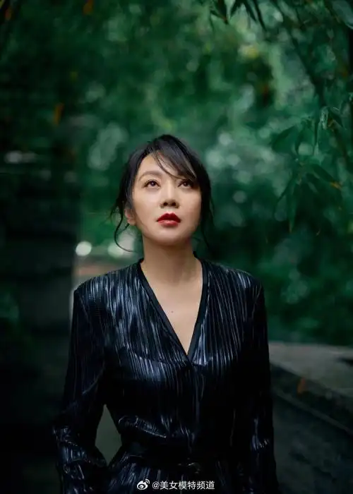 闫妮身穿黑色皮衣置身竹林一抹烈焰红唇酷飒气场全开