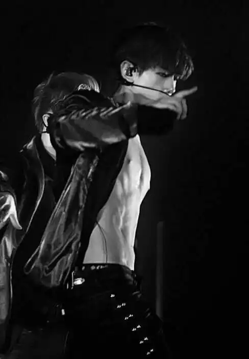 欣赏一下伯贤nim的巧克力腹肌吧!