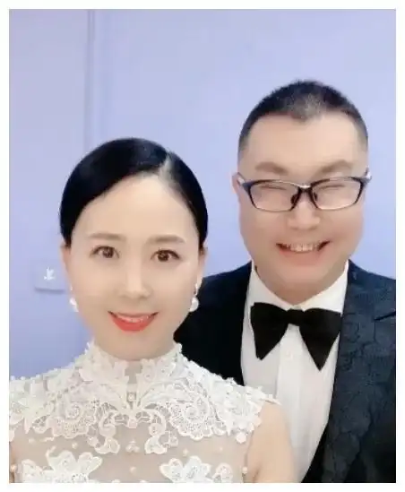 歌手尹相杰和老婆补办婚纱照,老婆精心打扮补办婚纱.