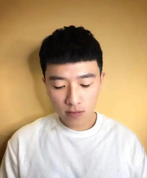 喜欢剪短刘海的小哥哥,可以试试这款呆萌又阳光的栗子头发型,两边的