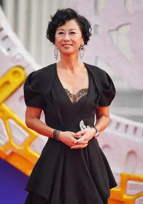 60岁叶倩文仍然精神奕奕穿泡泡袖黑裙露出蕾丝内搭女人味十足