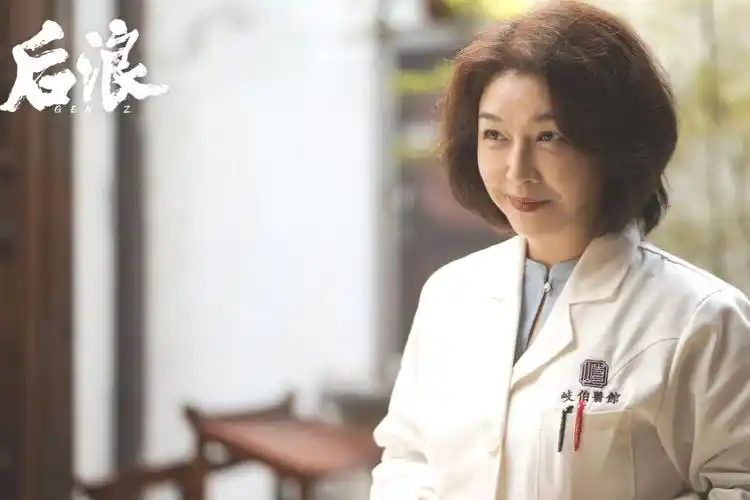 在电视剧《促醒者》中,江珊又化身为第九临床医院的司徒院长,既沉稳又