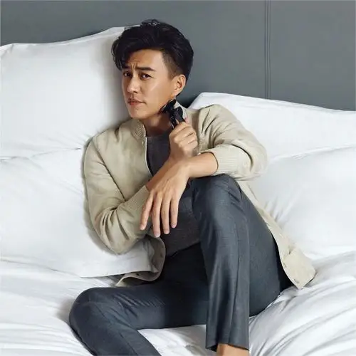 白衬衫黑西装一本正经,成熟大叔尽显呆萌