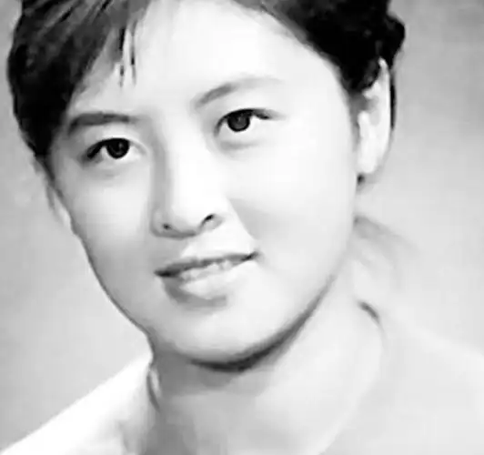 永远的阿诗玛杨丽坤去世22年,丈夫和两个双胞胎儿子后来如何?