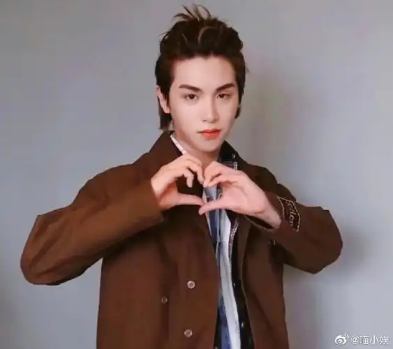 黄明昊花式比心无限发射biubiubiu～nana们快来接收一下#黄明昊#@jj