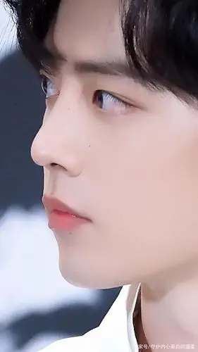 提问:肖战哥哥左脸有几颗痣?