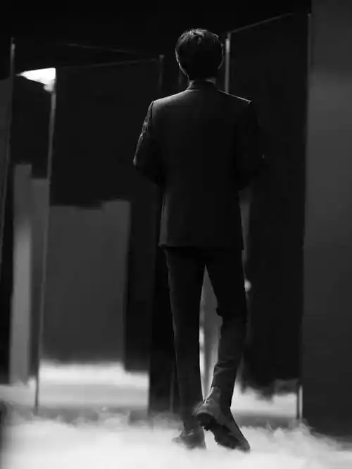 我们刚刚感受完易烊千玺磁性的嗓音,型男的身材和背影线条