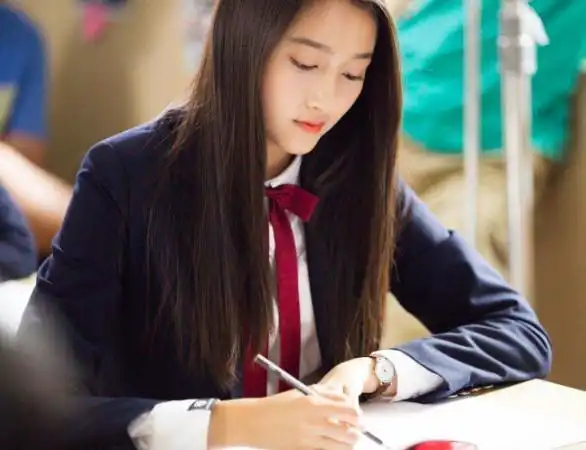 不少网友就表示看来关晓彤还是经常回学校的,之前说到的不上课一定是