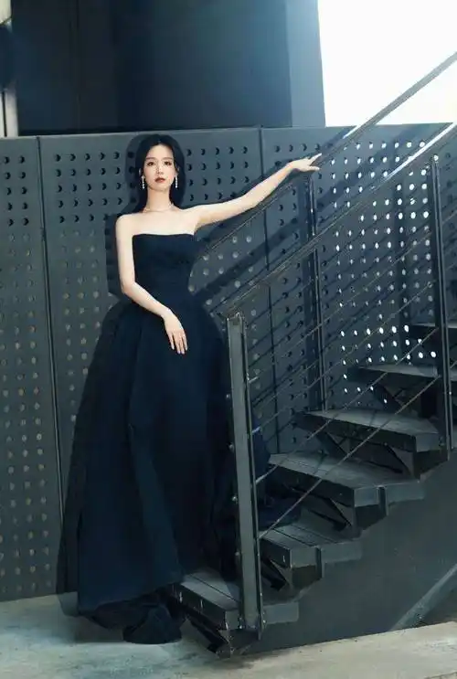 陈都灵穿黑色抹胸礼服青春靓丽简约优雅_电影节_内地_求婚大作战