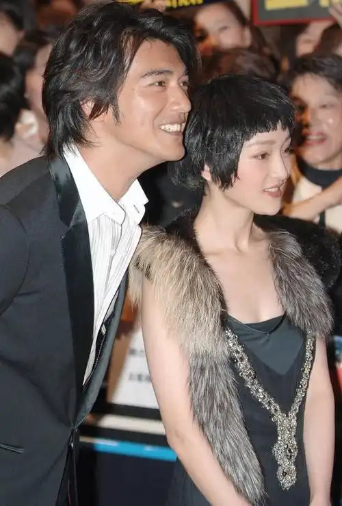 年轻时候的周迅有多美,对比一旁的金城武就知道,这也太青涩了_网易