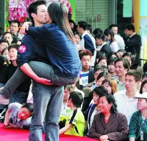 另类促销引来14对情侣(附图)