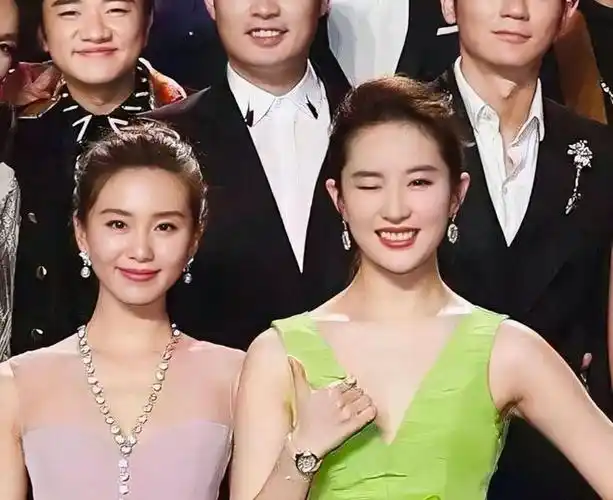 朱亚文和刘亦菲大学后台留影曝光～|小鲜肉_网易订阅