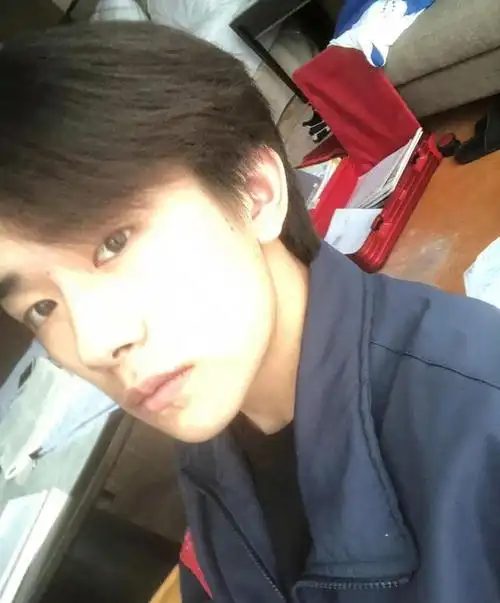 240208粉丝热议易烊千玺素颜亮相自然魅力引无数赞叹