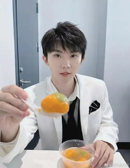 照#马嘉祺元宵节喂大家吃汤圆～短发的白西装小马又帅了新发型好萌