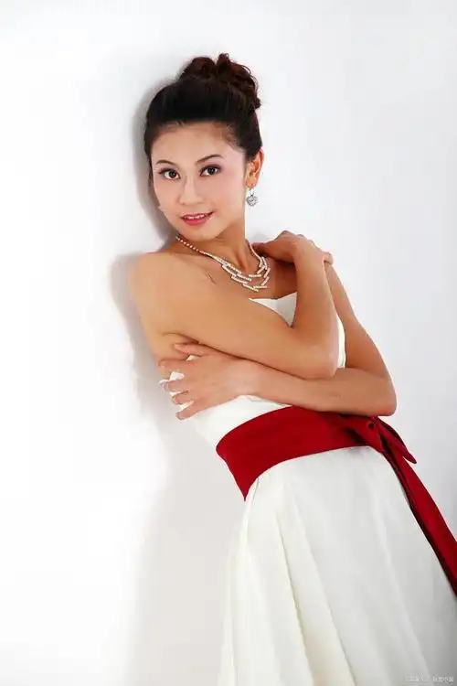 孙露是中国内地女歌手,词曲创作人,出生于黑龙江省哈尔滨市.