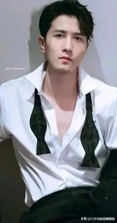 彭冠英的帅气不仅体现在他的外表上,还体现在他的气质和演技上.