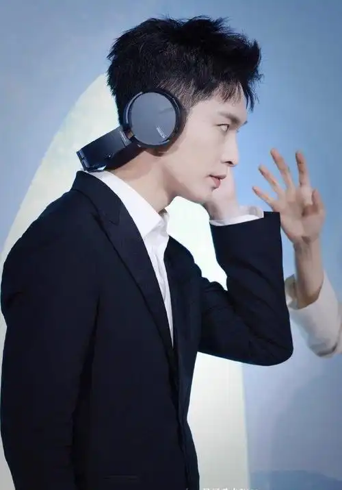 张艺兴一身经典黑色西装搭配清爽干练的短发,清爽又不失帅气