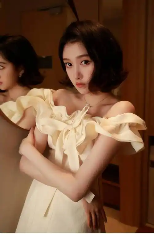 原创白色露肩花朵裙关晓彤短发造型俏皮可爱淑女范十足