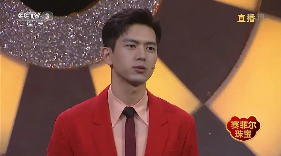 李现红色西装,春晚进行时@李现ing:过年最深刻的是收份额很大的红包