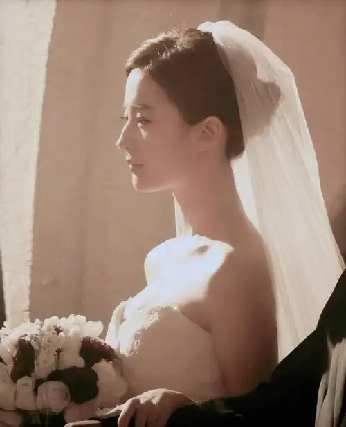 刘亦菲穿婚纱……__财经头条