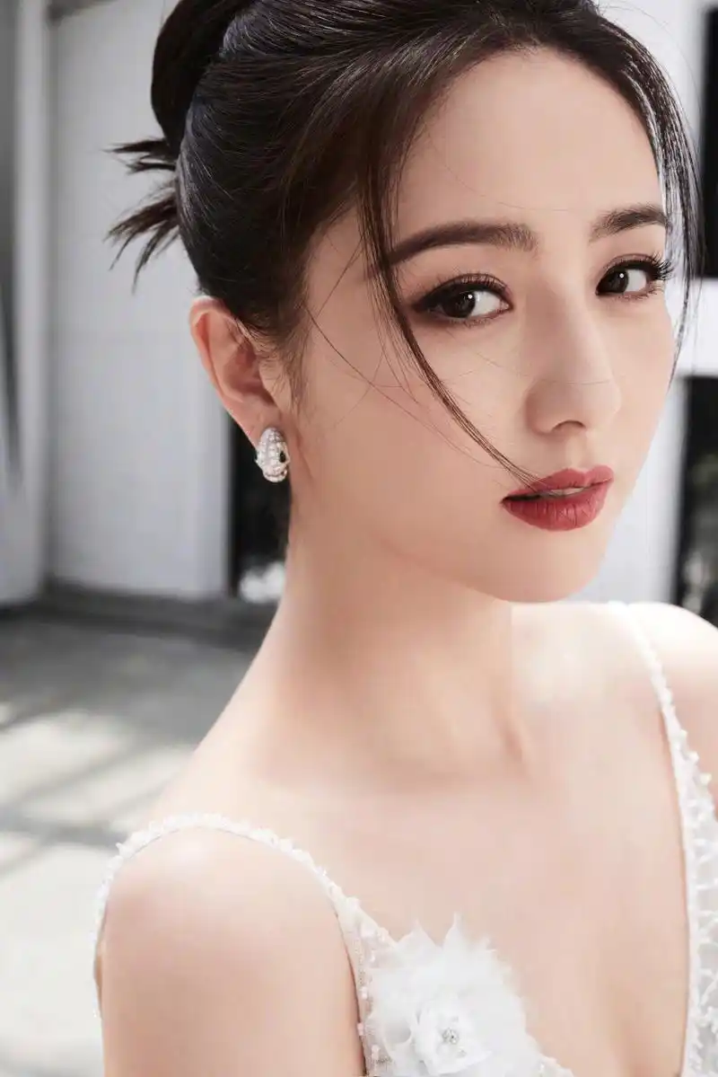 迎光而来, 佟丽娅白色吊带露背长纱裙, 好美好仙.让人无法转移目光.