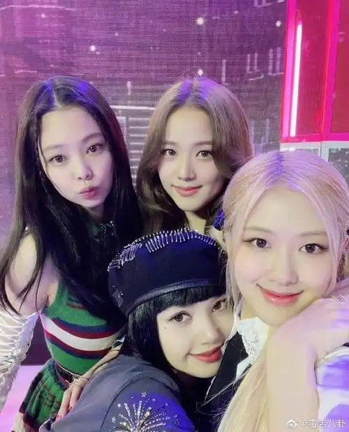 为朴彩英庆生#blackpink成员lisa为队友朴彩英庆生,美女生日快乐呀