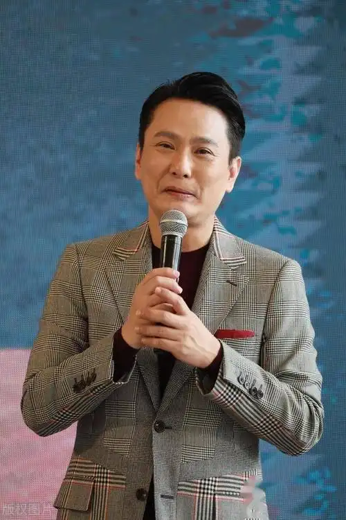 情歌王子张信哲一身西装参加活动当初的不老男神始终变老了