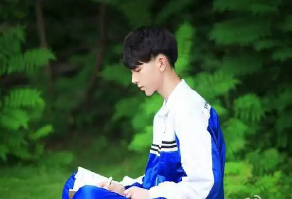 郭俊辰最美校服照片走红97年北电校草颜值不输吴磊