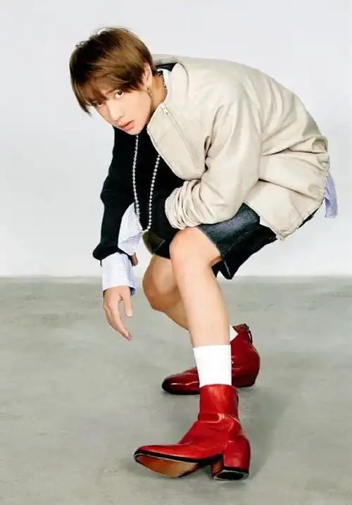 当男星穿上"高跟鞋",王一博个性,鹿晗文静,贾乃亮很优雅!