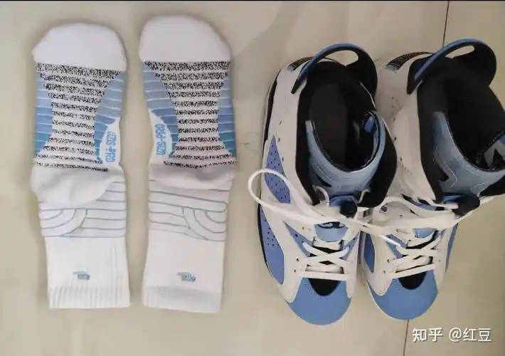 可能很多兄弟不理解,一双袜子,还能称得上是篮球装备?