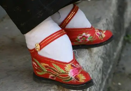 女人的三寸金莲起源于哪个朝代