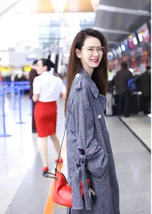 戚薇在国外真会穿黑白水波纹大衣配齐肩发型自带高级感不用装