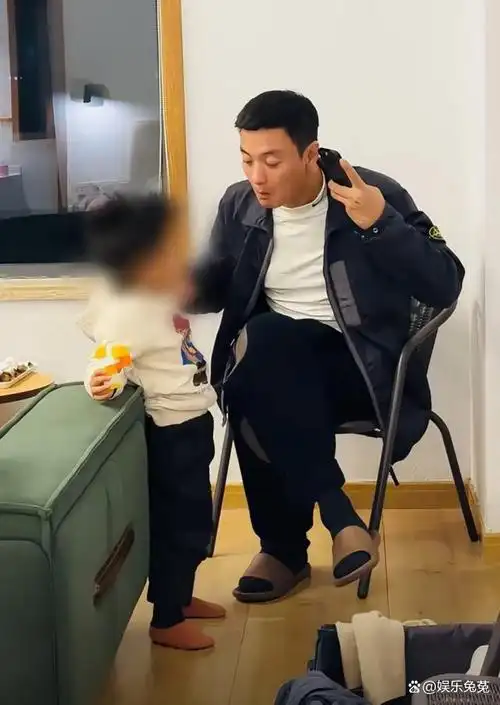 朱丹带两个孩子探班,3岁儿子帮爸爸刮胡子,周一围笑出一脸褶子