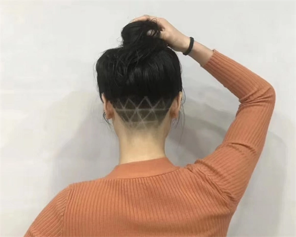 "导读:非主流系列的发型设计,适合女生的雕刻发型,各种图案随意切换