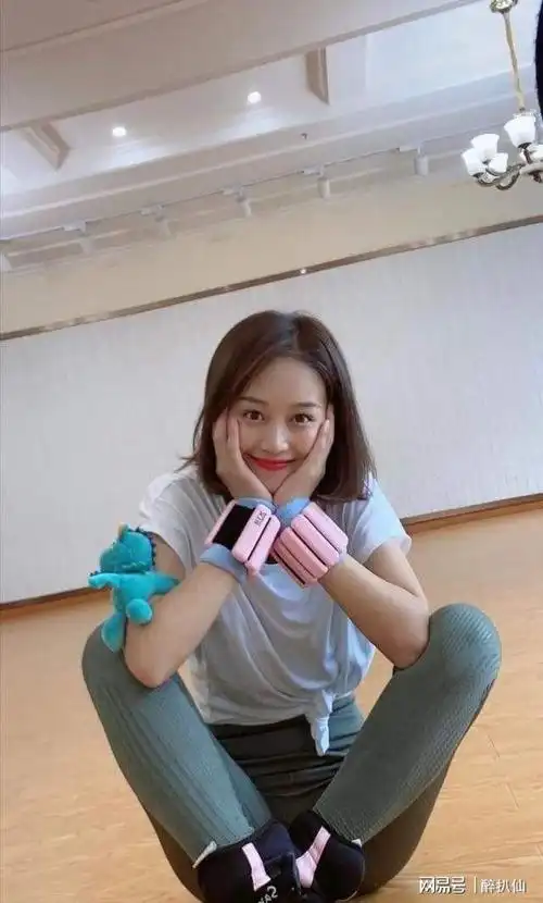 蓝盈莹只谈过一次恋爱妈妈的腿长109厘米与女儿同框似姐妹