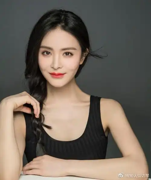 靳东老婆李佳带着儿子画画,不施粉黛地露出真颜值,自信满满