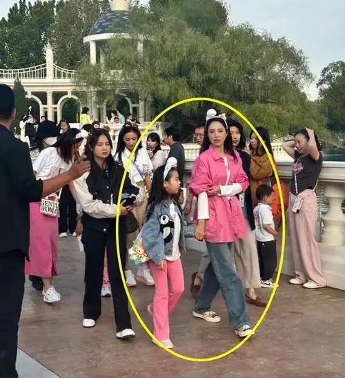 佟丽娅霍思燕董璇带娃出游生图颜值身材相差大10岁嗯哼获夸奖