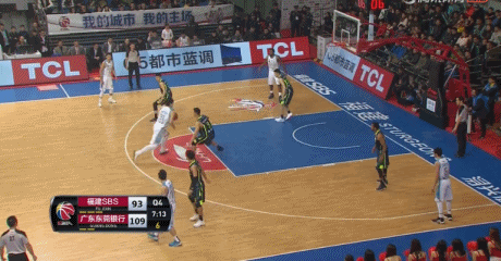 顶开阿联轻松上篮命中,接着在尼克尔森和易建联的包夹中使出梦幻脚步