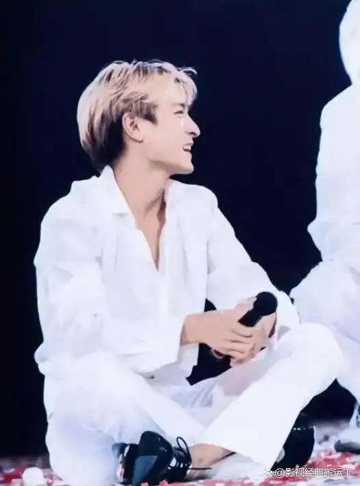 一头中分金发,99年的刘德华真的是巅峰